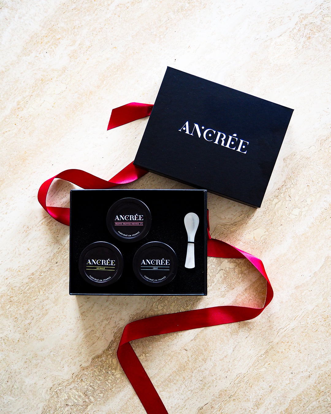 Coffret cadeau avec les 3 saveurs phares, avec un nœud prêt à offrir